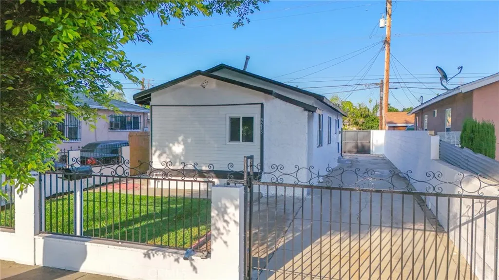 9218 Hooper Avenue, Los Angeles, California 90002 home-pic-1